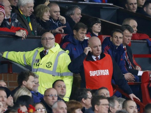 2 nhân viên an ninh bảo vệ ông Van Gaal trong trận đấu với Norwich