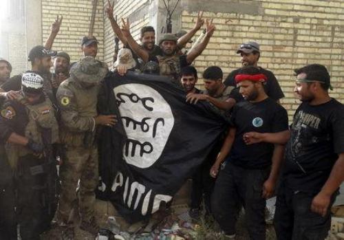 Binh sĩ Iraq mừng vui kéo cờ của IS xuống khỏi một khu vực ở tỉnh Anbar
