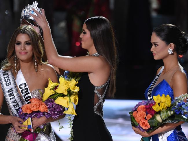 Khoản khắc Hoa hậu Colombia, Ariadna Gutierrez, bị tước vương miện để trao cho Hoa hậu Phi