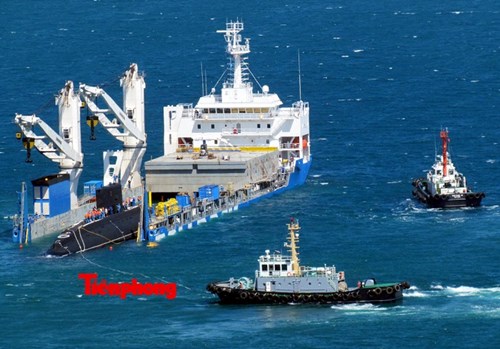 Tàu 185-Khánh Hòa đang được đưa ra khỏi tàu Rolldock Star ở vịnh Cam Ranh, ngày 31/1/2015.