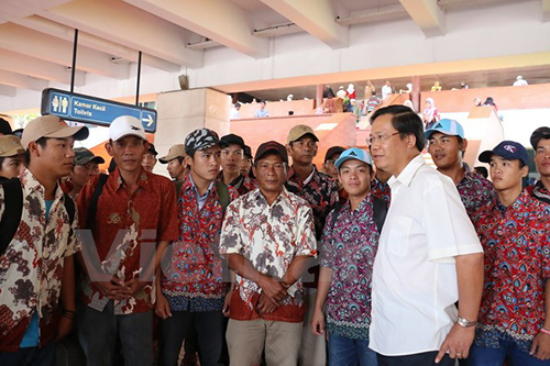 Đại sứ Hoàng Anh Tuấn (áo trắng) dặn dò các ngư dân Việt tại Indonesia. Ảnh: Vietnam+ 