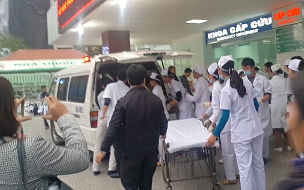 Công nhân có biểu hiện ngộ độc khiến Bệnh viện Việt Tiệp trở nên quá tải.
