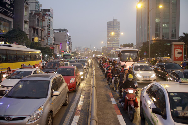 Đường phố Hà Nội ùn tắc nghiêm trọng trong đêm Noel.