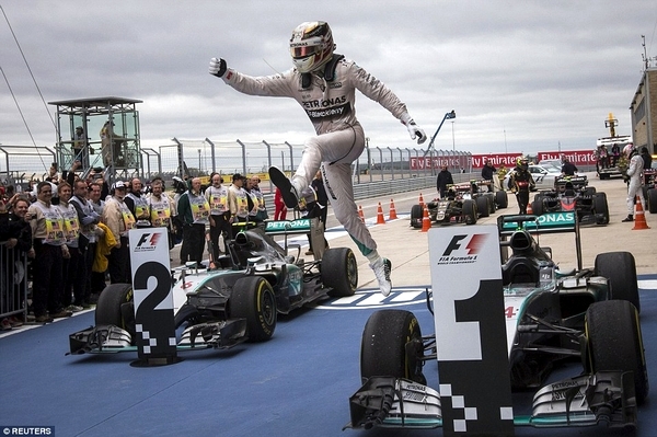 Lewis Hamilton nhảy khỏi xe ăn mừng tại giải US Grand Prix