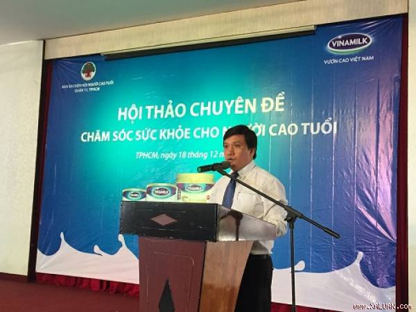 Ông Phan Nguyễn Minh Nhựt, Giám Đốc Kinh Doanh Miền HCM phát biểu tại hội thảo ở Hồ Chí Minh