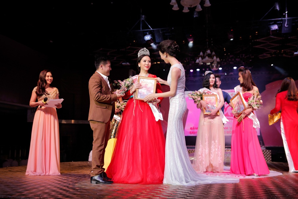 Á hậu Hà Thu trao giải tại cuộc thi Người đẹp công sở