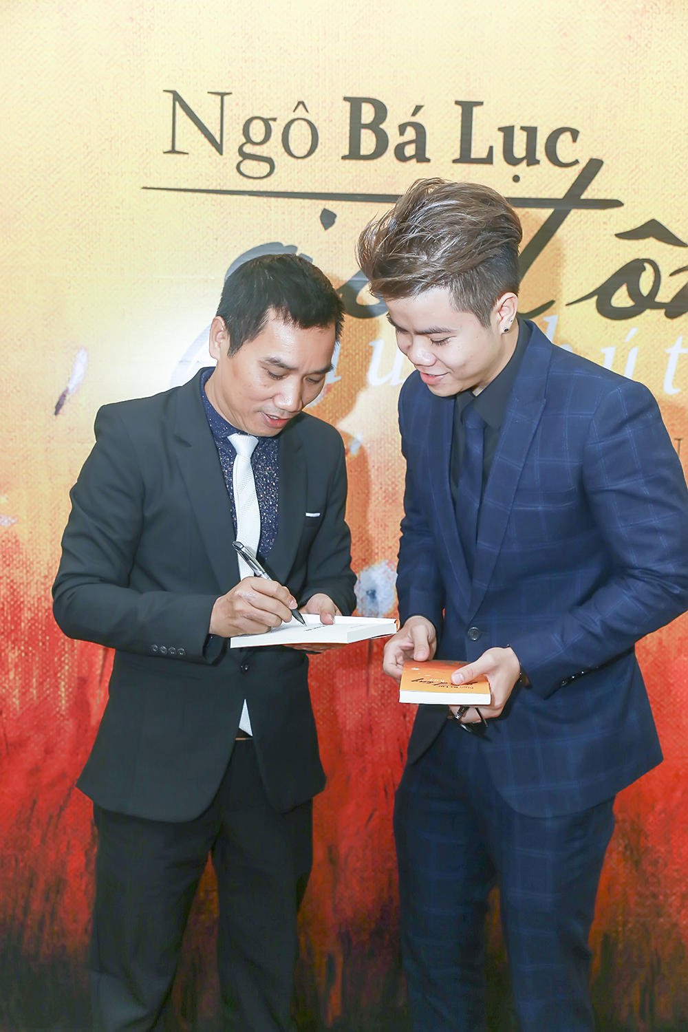 Nhà báo Ngô Bá Lục ký tặng ca sĩ Đinh Mạnh Ninh