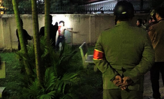 Hà Nội: Cảnh sát vất vả khống chế thanh niên ngáo đá