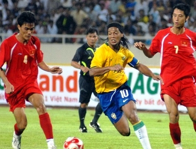 Ronaldinho xác nhận đến Việt Nam du đấu vào tháng 4
