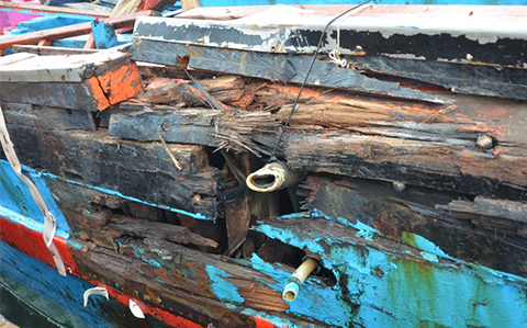Cận cảnh vết đâm khiến tàu cá của ngư dân Quảng Ngãi bị vỡ toác. 
