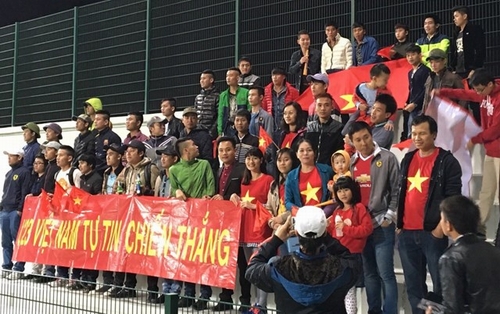 Cộng đồng người Việt tại Qatar cổ vũ cho U23 Việt Nam ở trận gặp U23 Yemen - Ảnh: Anh Tuấn