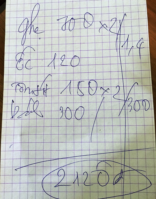 Hóa đơn tính tiền người hàng rong với điểm nhấn một con ghẹ giá 700.000 đồng (Ảnh: báo Người lao động)