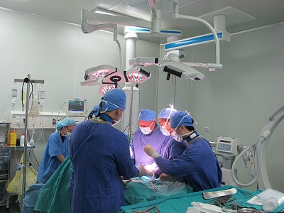 Ca phẫu thuật thay đốt sống nhân tạo đầu tiên thành công tại Việt Nam
