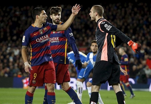 Suarez liên tục bị đối thủ kích động trong trận lượt đi vòng 1/8 cúp Nhà Vua