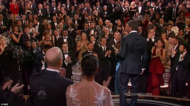Sylvester Stallone được đám đông vỗ tay nhiệt liệt khi nhận giải thưởng