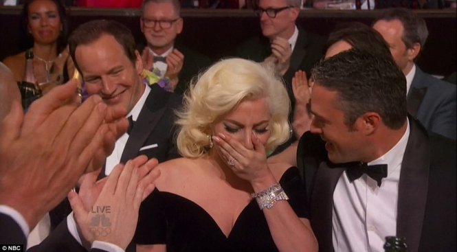 Lady Gaga bật khóc khi nghe tên mình được xướng lên ở hạng mục nữ diễn viên xuất sắc thể loại loạt phim truyền hình ngắ