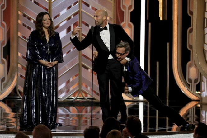 Jason Statham, Melissa McCarthy và Paul Feig hài hước trên sân khấu trao giải.