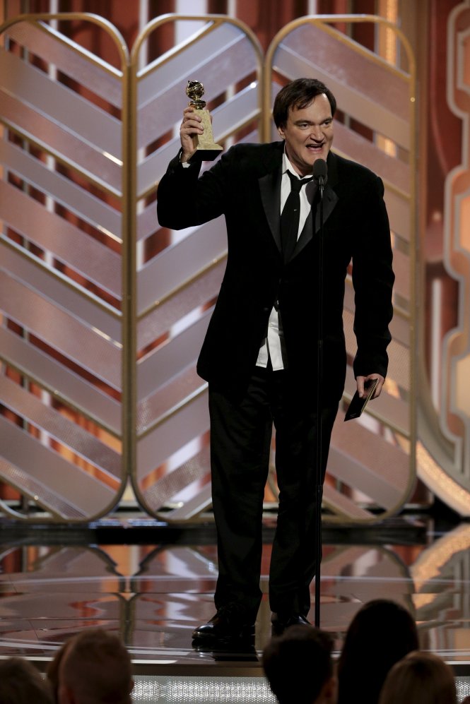 Đạo diễn tài ba Quentin Tarantino lên nhận giải nhạc nền xuất sắc nhất thay cho nhạc sĩ Ennio Morricone với phim The hateful eight (Tám kẻ hận thù).