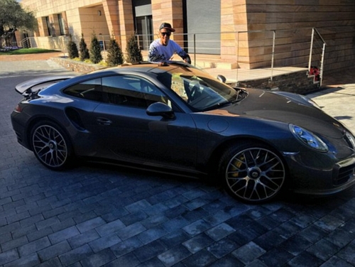 C.Ronaldo bên chiếc Porsche mới tậu