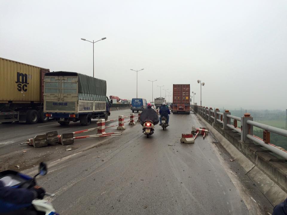 Hà Nội: Xe container tông 4 người trên cầu Thanh Trì