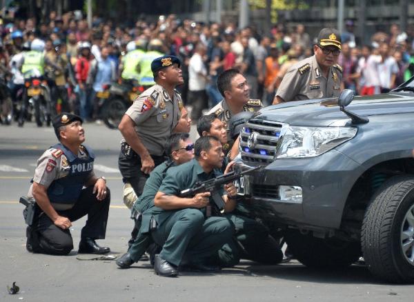 Cảnh sát Indonesia đấu súng với những kẻ tấn công