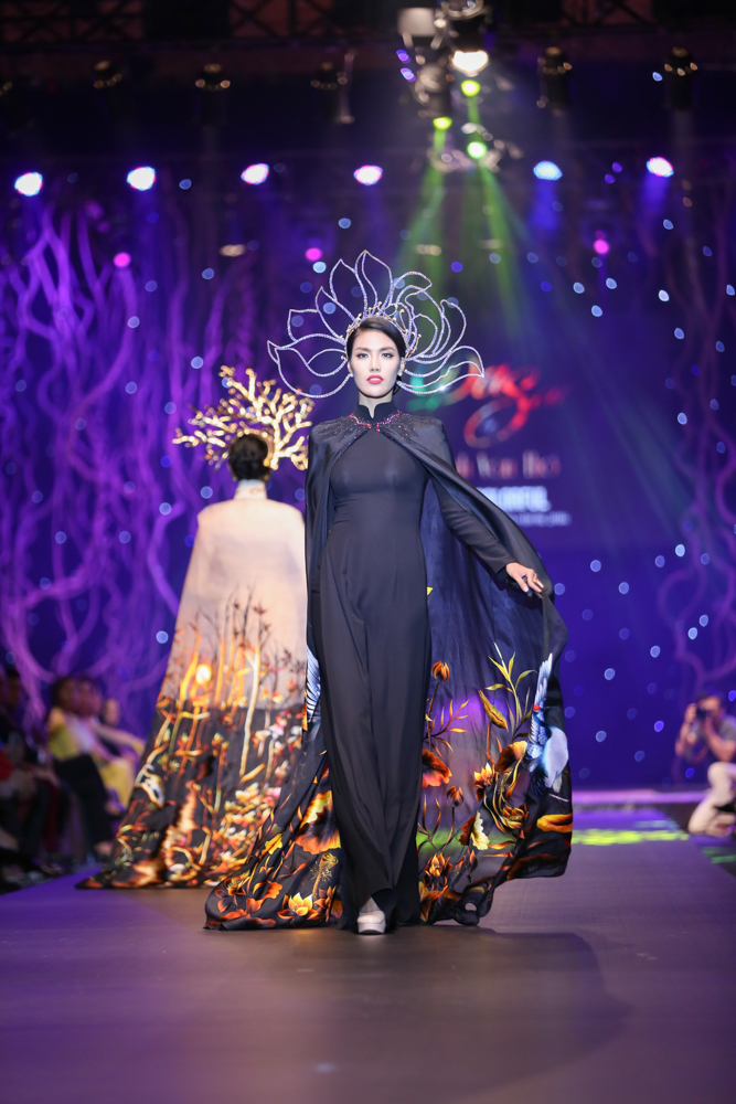 Hoa hậu Lan Khuê trong tà áo dài được đấu giá 450 triệu đồng