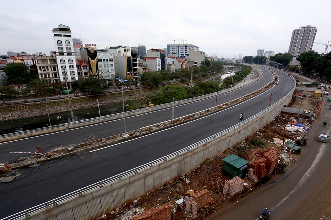 Dự án xây dựng đường vành đai 2 Hà Nội, đoạn Nhật Tân - Xuân La - Bưởi - Cầu Giấy dài 6,4 km có tổng mức đầu tư 304,7 triệu USD (tương đương 6.400 tỷ đồng). Khởi công từ tháng 3/2012, đến nay dự án đã hoàn thành trên 90% khối lượng công việc, với trên 6 km đường, cầu vượt.