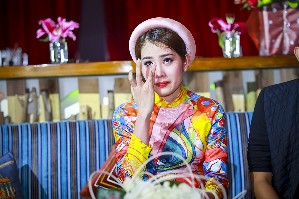 Hoa khôi Nam Em bật khóc trong ngày ra mắt MV đầu tay