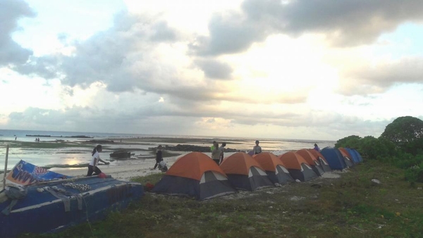 Một nhóm thanh niên Philippines cắm trại trên đảo Thị Tứ để thách thức đòi hỏi chủ quyền phi lý của Trung Quốc ở Biển Đông.