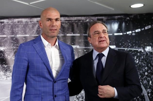Tân HLV Zidane (trái) đối mặt nhiều khó khăn sau án phạt của FIFA