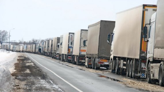Một đoàn hơn 100 xe tải chở hàng hóa của Nga đang bị chặn lại ở biên giới của Ukraine