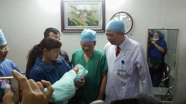 Ông Nguyễn Viết Tiến, Thứ trưởng Bộ Y tế, người trực tiếp mổ lấy thai bế bé gái ra khỏi phòng mổ