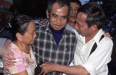 Ông Huỳnh Văn Nén (giữa) và gia đình