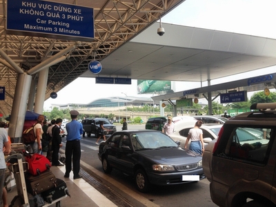 Ô tô đậu quá 3 phút trong sân bay Tân Sơn Nhất sẽ bị cẩu đi