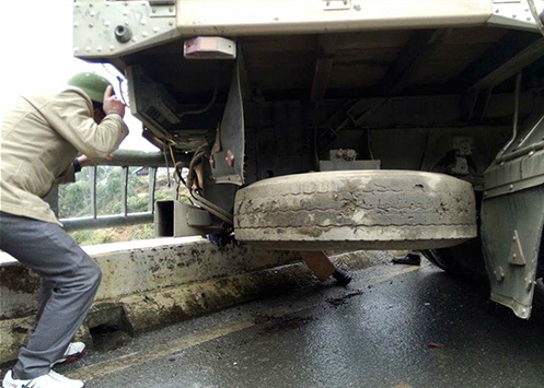 Trung tá Trần Văn Hinh - Trạm trưởng Trạm CSGT khu vực Tuần Giáo (Phòng CSGT Công an tỉnh Điện Biên) bị xe tải mất lái vì đường trơn trượt ép vào thành cầu gây tử vong. Ảnh: Khánh Chi.