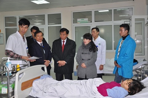 TS Lưu Thị Liên, Phó Giám đốc Sở Y tế kiểm tra công tác phòng chống rét cho bệnh nhân tại Bệnh viện đa khoa Đức Giang.