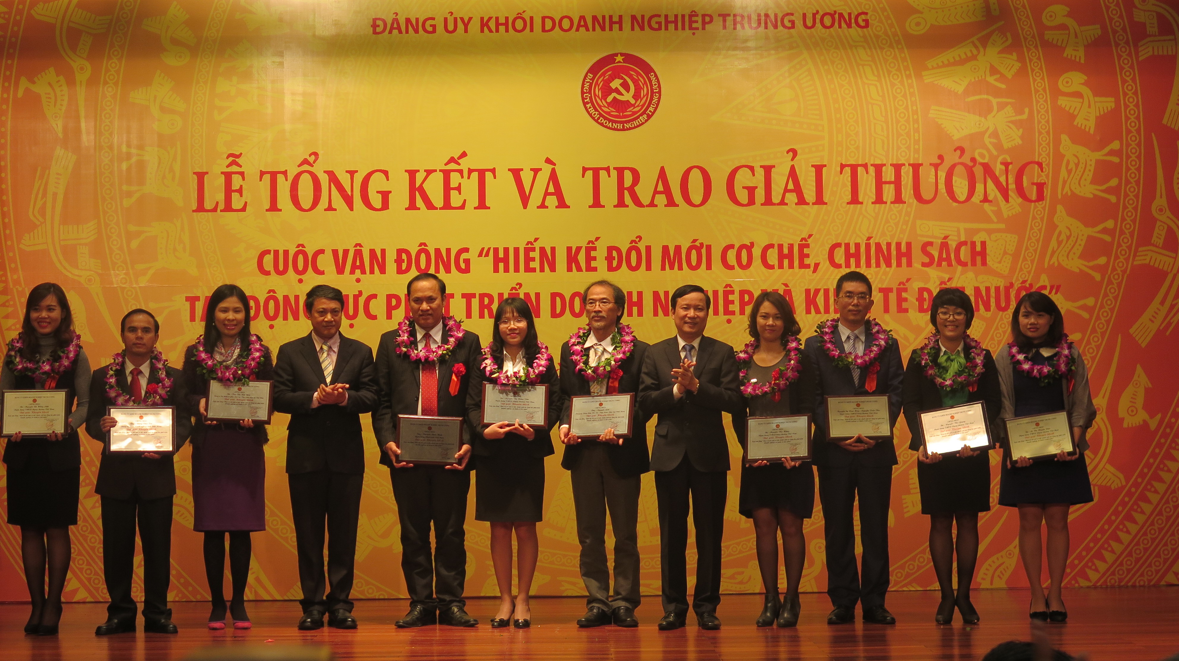 Lãnh đạo Đảng ủy Khối Doanh nghiệp Trung ương trao giải Khuyến Khích cho các tác giả
