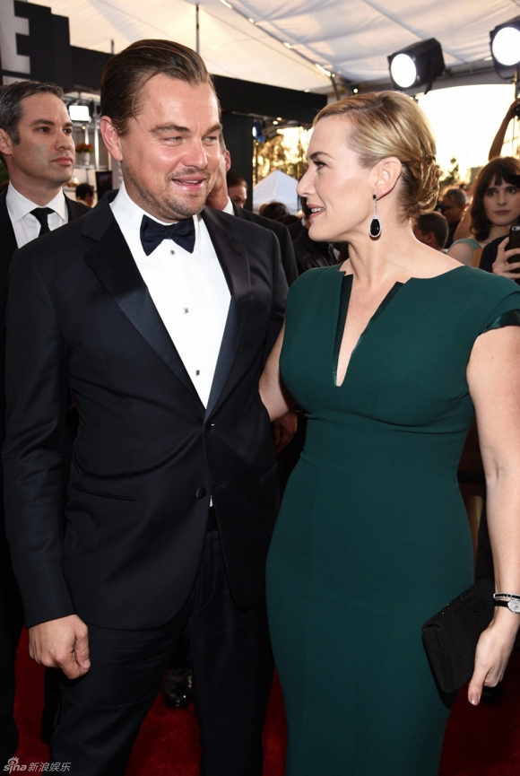 Đôi bạn thân Leonardo DiCaprio và Kate Winslet sánh bước trên thảm đỏ. Cả hai cùng được đề cử tại giải thưởng tiền Oscar quan trọng này.