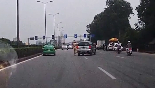Đoàn 'xe điên' Mazda 6 phóng kinh hoàng trên đường Hà Nội