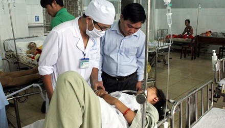 Sau khi vụ TNGT xảy ra, lãnh đạo Sở Y tế và lãnh đạo Bệnh viện Đa khoa tỉnh đã đến thăm hỏi, động viên các nạn nhân (P.Đức)