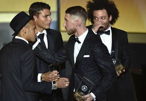 Neymar (trái) và Ramos trong lễ trao giải 