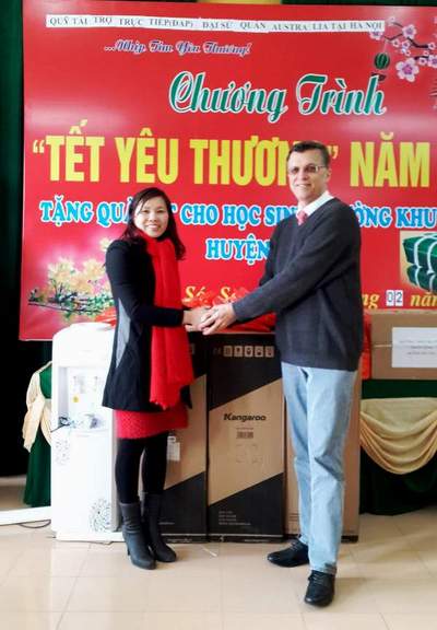 Đại sứ Australia tại Việt Nam trao quà cho đại diện Trường Nuôi dưỡng và Giáo dục Trẻ em Khuyết tật huyện Sóc Sơn.