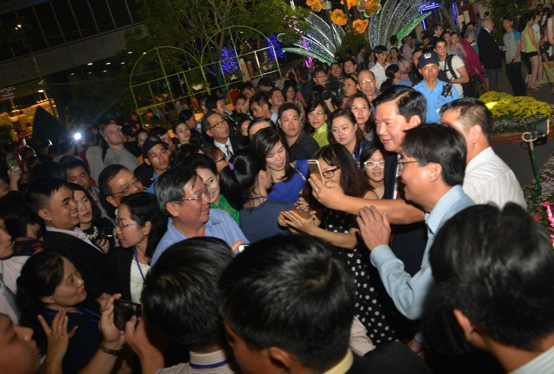 Tân Bí thư Thành ủy TP.HCM Đinh La Thăng chụp ảnh selfie với người dân Sài Gòn đến tham quan tại đường hoa. Nhiều người dân thích thú với sự thân thiện, gần gũi của ông...