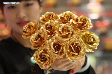 Hoa hồng bọc vàng sốt dịp Valentine