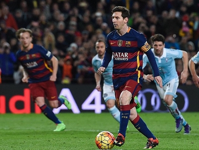 Messi tái hiện cú đá penalty kinh điển của &quot;thánh&quot; Johan Cruyff