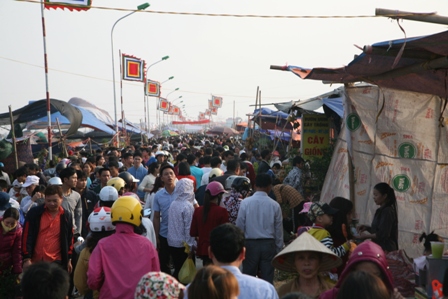 Hàng nghìn người đổ về chợ Viềng