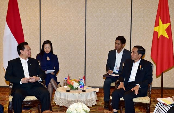 Thủ tướng Nguyễn Tấn Dũng tiếp xúc song phương với Tổng thống Cộng hòa Indonesia Joko Widodo 