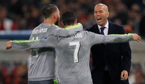 Niềm vui của Zidane sau khi chứng kiến C.Ronaldo ghi bàn