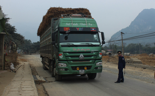 Chiếc xe qua tải bị đích thân Giám đốc Sở Giao thông Thanh Hóa bắt giữ. Ảnh: VnExpress