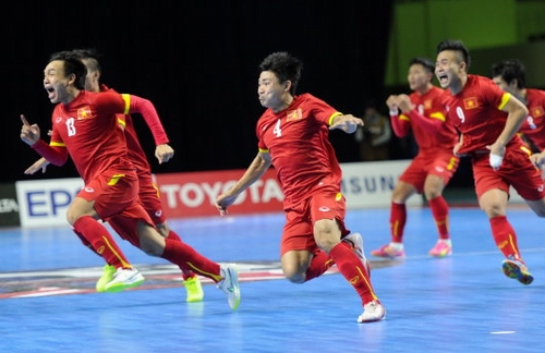 Niềm vui của các cầu thủ Futsal Việt Nam sau khi đánh bại đội Nhật Bản. Ảnh: Quang Thắng